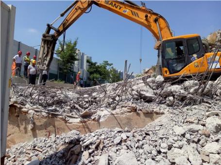 专业承揽高跨度钢结构工程拆除，废旧厂房拆除，工厂设备报废处理