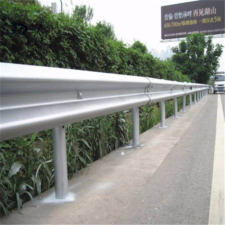 保亭車道波形板護(hù)欄定制 ?？谛阌⒏咚俾贩雷沧o(hù)欄款式原始圖片2