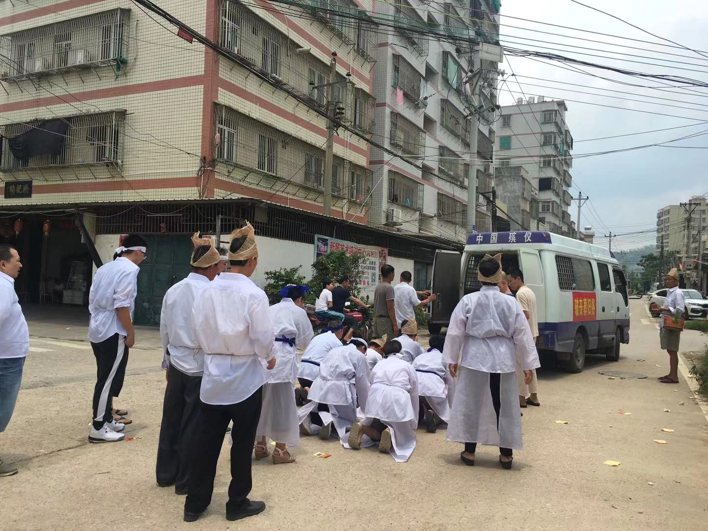 潮州清明代客上山扫墓服务 代办拜品鲜花祭拜先人