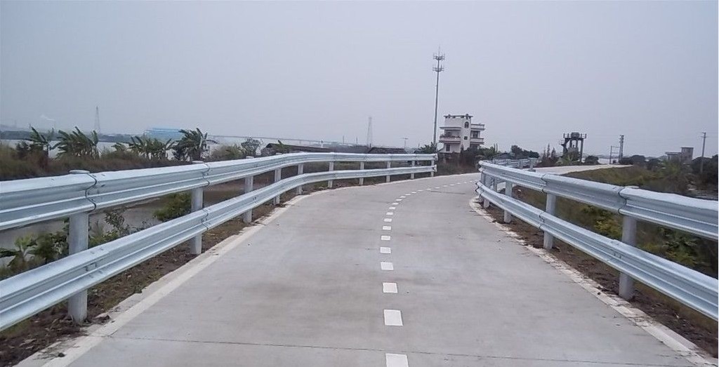 山區(qū)防撞護(hù)欄板原始圖片2